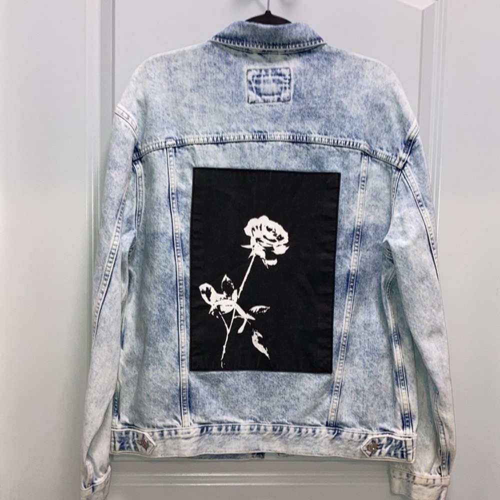 Forever 21 Men’s rose print denim jacket